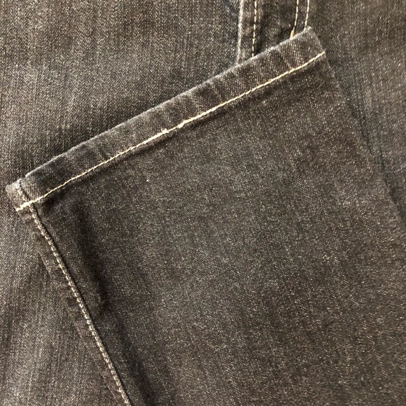 Women’s Chico Jeans. Embezzled back pockets. - Picture 4 of 4